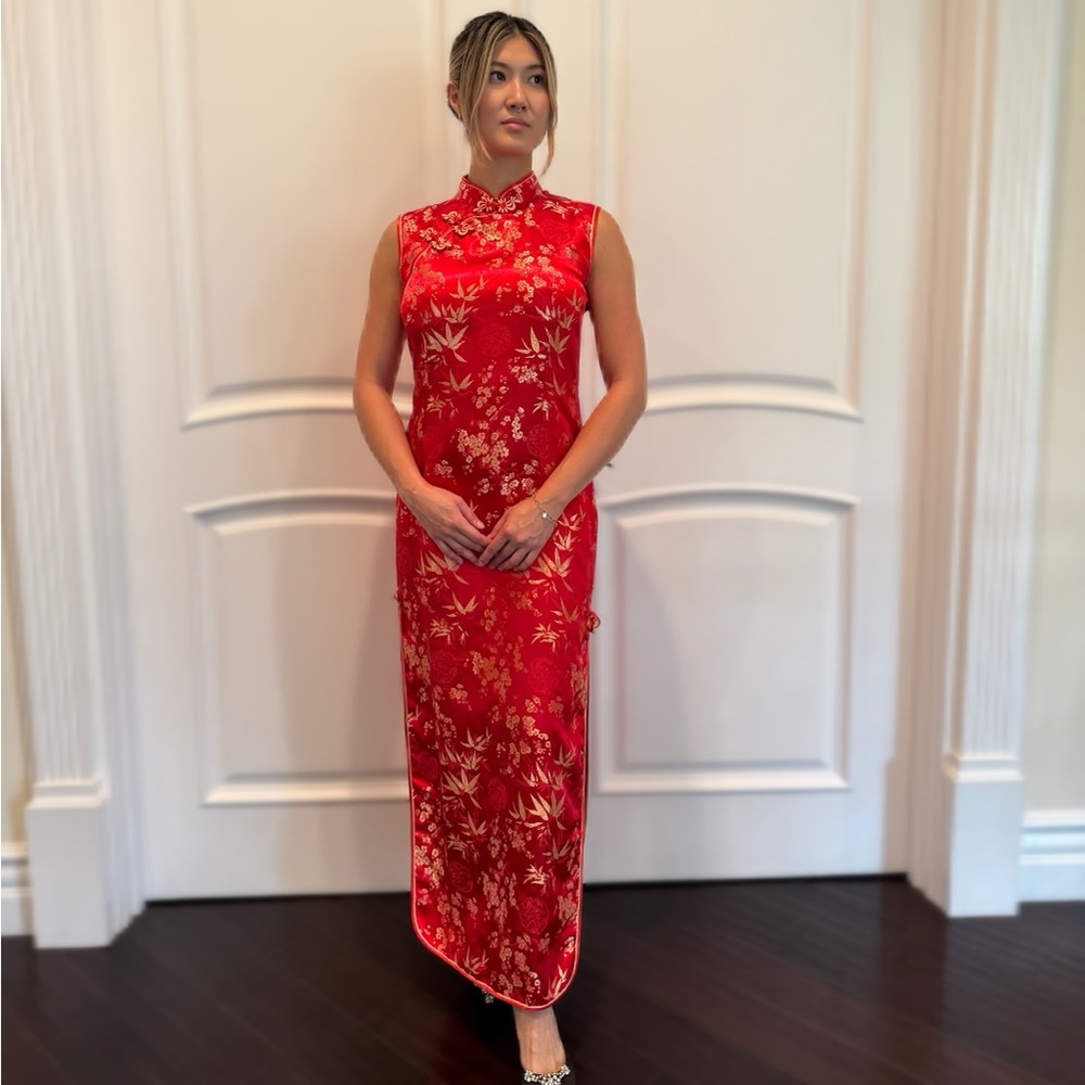 Traditional Red Cheongsam Dress with Gold Floral Pattern – Formal Evening Wear